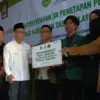 Bupati Cecep saat serahkan beasiswa Baznas/Foto: Humas Pemkab