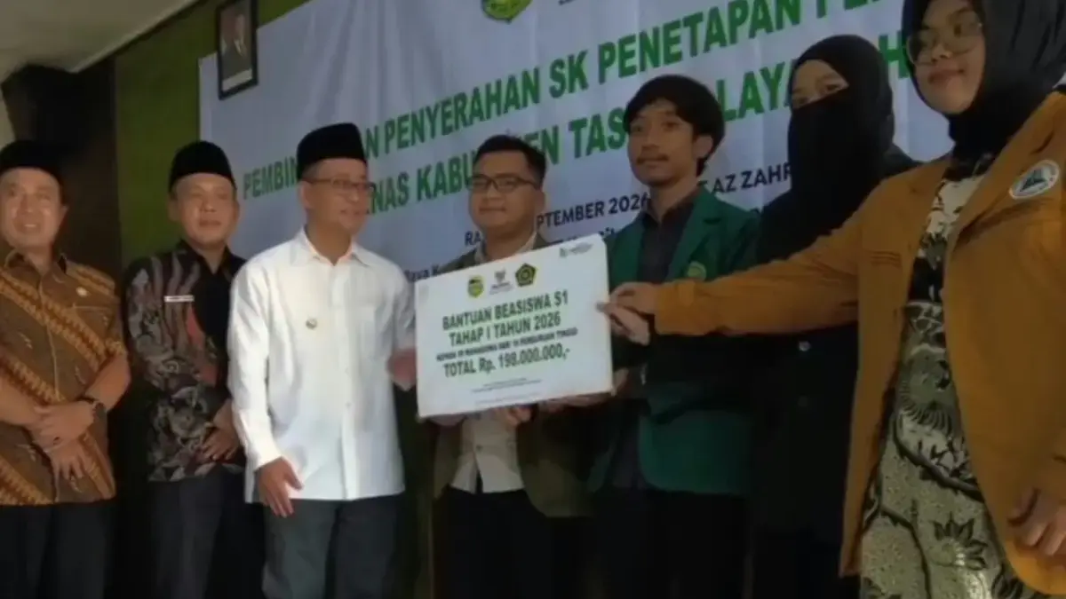 99 Mahasiswa Tasikmalaya Dapat Beasiswa Baznas, Bupati: Kelak Jadi Pemberi Manfaat Bupati Cecep saat serahkan beasiswa Baznas/Foto: Humas Pemkab