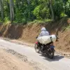 Seorang pengendara motor saat melintasi Jalan Mukapayung-Kidangpanjungan-Tanjungwangi yang menghubungkan Kecam