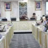 Wakil Ketua DPRD Ono Surono saat menampung aspirasi warga. (Dok Humas)