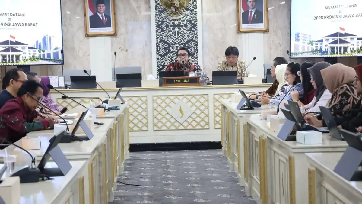 Wakil Ketua DPRD Ono Surono saat menampung aspirasi warga. (Dok Humas)