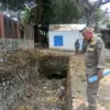 Petugas Satpol PP KBB saat menyisir sejumlah bangunan yang diduga berdiri di atas saluran irigasi. Dok Jabar E