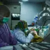 Dokter gigi memeriksa kesehatan gigi seorang pegawai saat mengikuti pelayanan kesehatan gigi gratis di Kantor