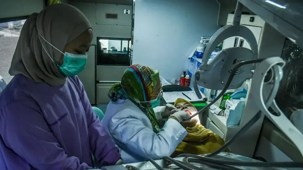RSKGM Kota Bandung Keliling Kecamatan, Safari Dental Care Ajak Warga Tak Abai Kesehatan Gigi Dokter gigi memeriksa kesehatan gigi seorang pegawai saat mengikuti pelayanan kesehatan gigi gratis di Kantor