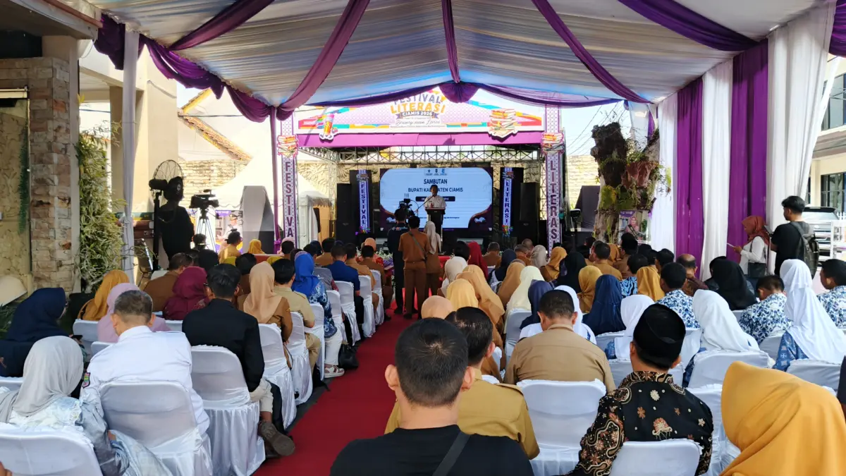 Bupati Herdiat Dorong Warga Jangan Berhenti Belajar di Era Digital Festival Literasi Ciamis 2026 resmi digelar di halaman Dinas Perpustakaan dan Kearsipan (Dispusip) Kabupaten C