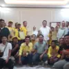Sebanyak 14 PK pengusung Asep Kurnia saat foto bersama usai penyerahan dokumen resmi mendukung Yuslita Sumarti