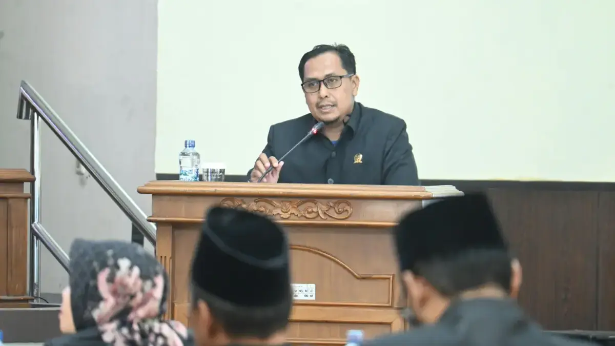 Anggota DPRD Banjar dari Fraksi PKS Budi Kusmono saat menyampaikan pandangan frakso dalam sidang paripurna pem