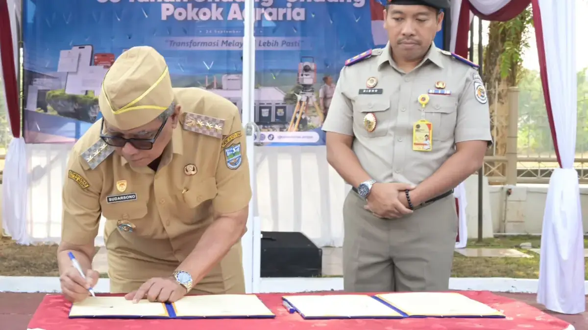 Wali Kota Banjar Sudarsono disaksikan Kepala Kantor Pertanahan Kota Banjar Ridho Imam Nawawi menandatangani MO