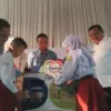 Bupati Sumedang, Dony Ahmad Munir (kemeja putih) ketika mendampingi siswa SDN Tegalkalong dalam mempraktikkan
