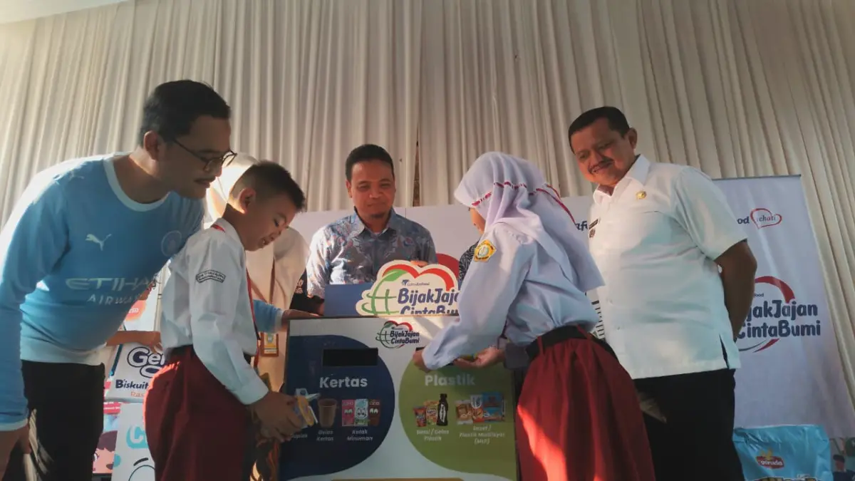 Bupati Sumedang, Dony Ahmad Munir (kemeja putih) ketika mendampingi siswa SDN Tegalkalong dalam mempraktikkan
