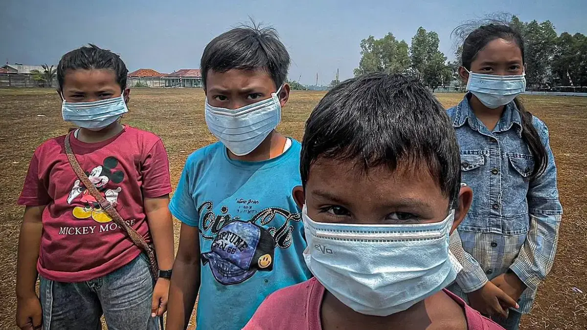 Disdik KBB Antisipasi Penyebaran Influenza A di Satuan Pendidikan Sejumlah anak mengenakan masker sebagai upaya melindungi diri dari paparan polusi udara. Dok Jabar Ekspres/Suw