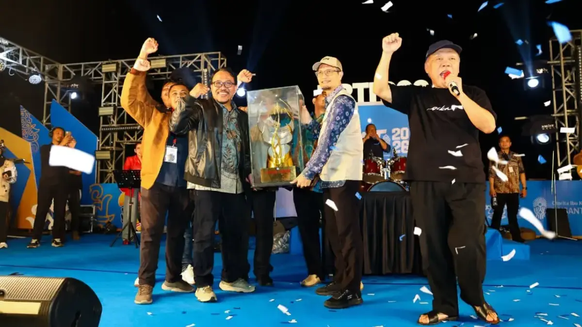ITS menerima piala bergilir Danadyaksa Dirgantara pada closing ceremony dan awarding KRTI 2026, Jumat (25/9/20