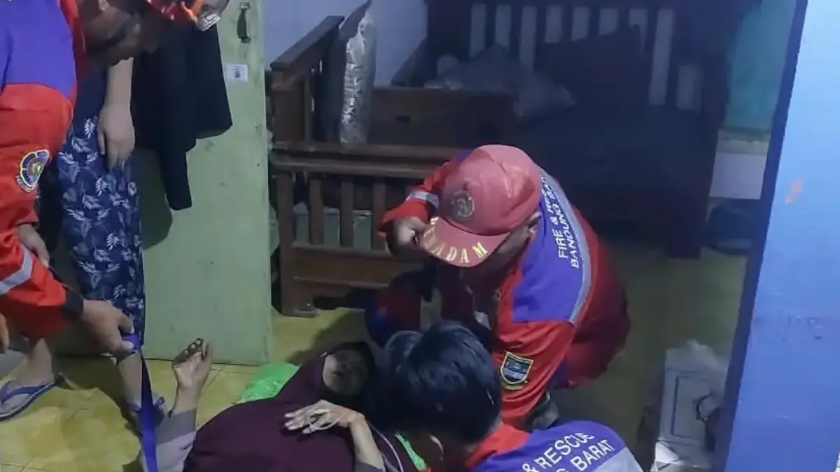 Rumah Jebol Diterjang Sungai Cijanggel, Damkar KBB Evakuasi Ibu Pascaoperasi