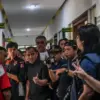 Dok. Taufik Hidayat (30) tersangka kasus penganiyaan berat saat menjalani rekonstruksi di Mapolda Jabar. Foto.
