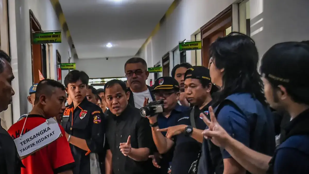 Dok. Taufik Hidayat (30) tersangka kasus penganiyaan berat saat menjalani rekonstruksi di Mapolda Jabar. Foto.