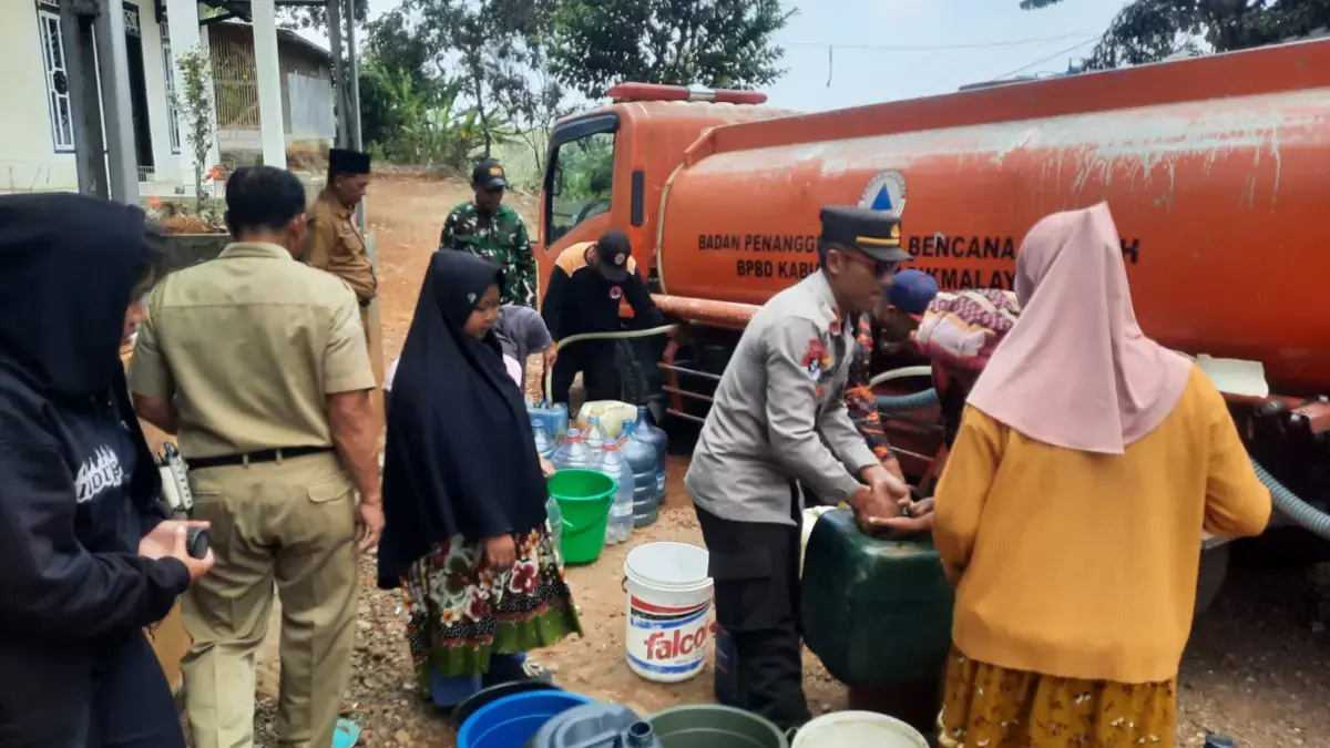 Sumur Mengering, Warga Bojonggambir-Tasikmalaya Rela Antre Demi Air Bersih Sumur Mengering, Warga Bojonggambir Rela Antre Demi Air Bersih