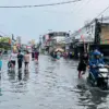 Jalan Raya Kopo-Sayati, Kecamatan Margahayu, Kabupaten Bandung, terendam banjir setelah hujan deras mengguyur