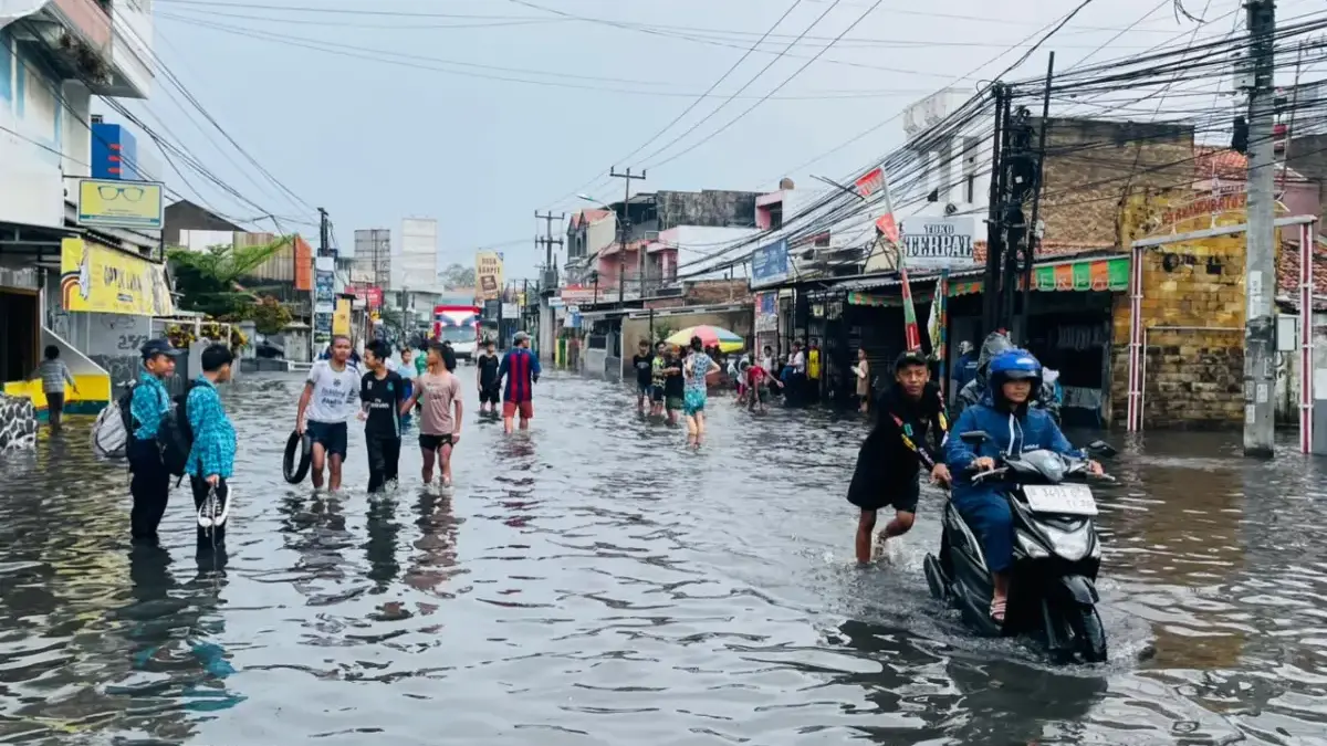 Jalan Raya Kopo-Sayati, Kecamatan Margahayu, Kabupaten Bandung, terendam banjir setelah hujan deras mengguyur