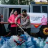 Kapolres Cimahi AKBP Moch Faruk Rozi saat Mendistribusikan Air Bersih (Doc. Polres Cimahi)
