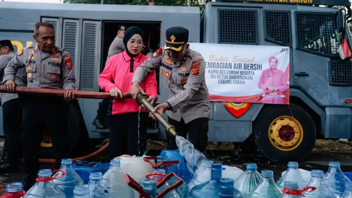 Kemarau Panjang, Polres Cimahi Gelontorkan 8.000 Liter Air Bersih Setiap Hari Kapolres Cimahi AKBP Moch Faruk Rozi saat Mendistribusikan Air Bersih (Doc. Polres Cimahi)