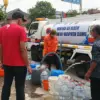 Sebanyak 198 Kepala Keluarga mendapatkan bantuan air bersih dari BPBD dan PDAM Tirta Galuh Ciamis, Selasa (29/