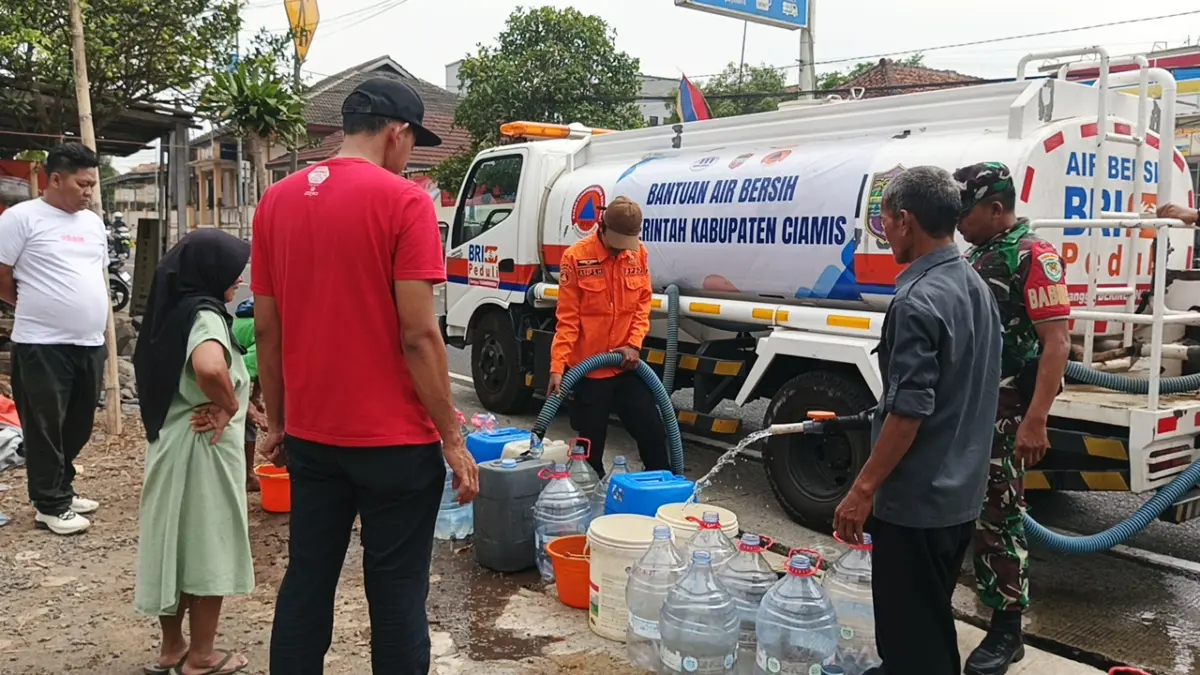 Sumur Kering Sejak Juni, Warga Cijulang Ciamis Kembali Terima Bantuan Air Bersih dari BPBD dan PDAM Sebanyak 198 Kepala Keluarga mendapatkan bantuan air bersih dari BPBD dan PDAM Tirta Galuh Ciamis, Selasa (29/