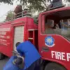 Petugas Damkar Kota Banjar saat memperbaiki kendaraan pemadam kebakaran yang mogok di jalan saat akan menangam