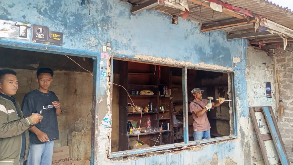 Sempat Melawan, 20 Lapak PKL Ciumbuleuit Ditertibkan Sempat Melawan, 20 Lapak PKL Ciumbuleuit Ditertibkan