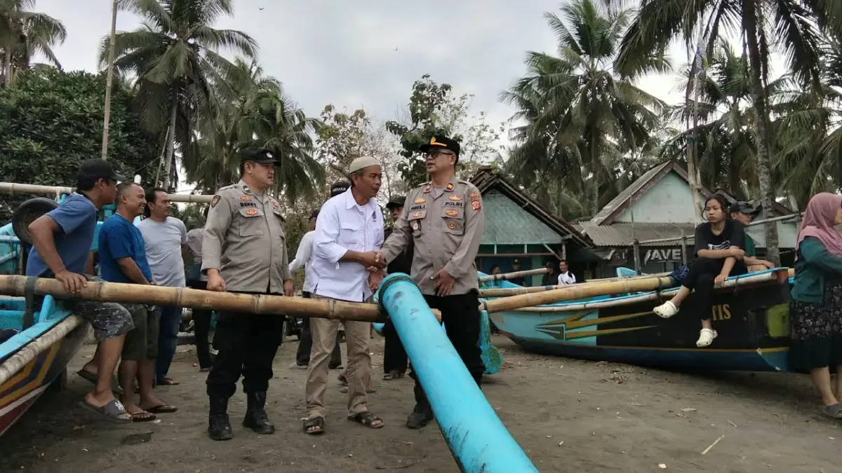 Dua Nelayan Cipatujah Hilang, Perahu Terbalik Dihantam Ombak Besar Dua Nelayan Cipatujah Hilang, Perahu Terbalik Dihantam Ombak Besar