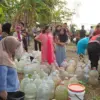 Warga serbu bantuan air bersih