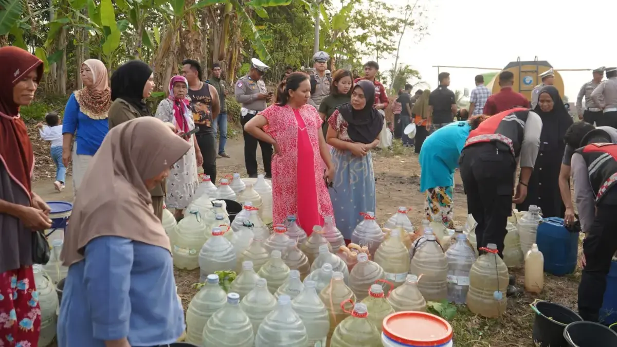 Water Cannon Polres Tasikmalaya Tak Lagi Hadapi Massa, Kini Datangi Emak-Emak yang Perlu Air Bersih Warga serbu bantuan air bersih