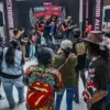 Sejumlah penggemar The Rolling Stones mengikuti gelaran Sound Alliance Bandung di Badak Singa 6 Communal Space