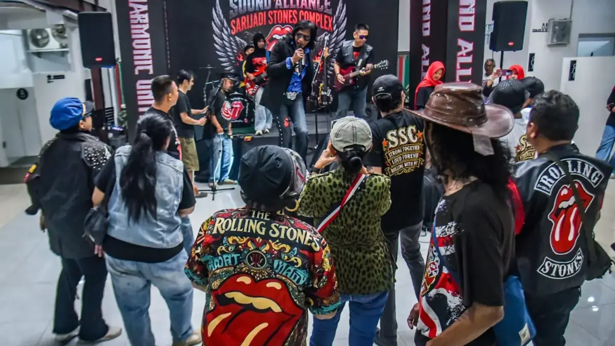 Sejumlah penggemar The Rolling Stones mengikuti gelaran Sound Alliance Bandung di Badak Singa 6 Communal Space
