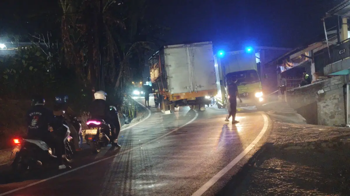 Akibat truk tronton tak kuat menanjak mengakibatkan kemacetan terjadi di Jalan Raya Simpang-Parakanmuncang wil