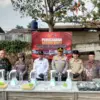 Polres Cimahi bersama Jajaran Forkopimda Cimahi dan Bandung Barat saat musnahkan ribuan barang bukti narkoba,