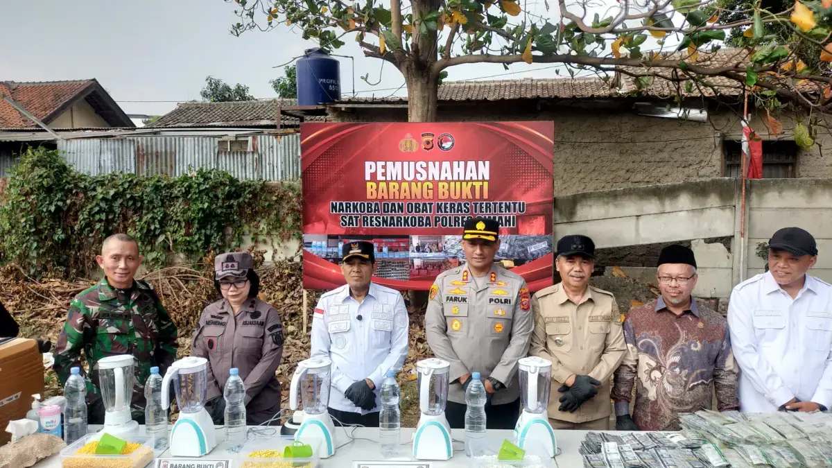 Polres Cimahi bersama Jajaran Forkopimda Cimahi dan Bandung Barat saat musnahkan ribuan barang bukti narkoba,