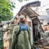 Petugas Satpol PP menertibkan bangunan liar di Jalan Cihampelas, Kota Bandung, Kamis (24/9/2026). Satpol PP Ja