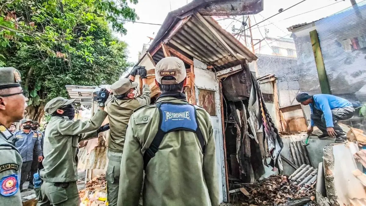 Petugas Satpol PP menertibkan bangunan liar di Jalan Cihampelas, Kota Bandung, Kamis (24/9/2026). Satpol PP Ja