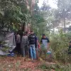 Sejumlah warga tengah mengevakuasi Kepala Desa Cijambu, Syamsi Suparman di Kecamatan Tanjungsari, Kabupaten Su