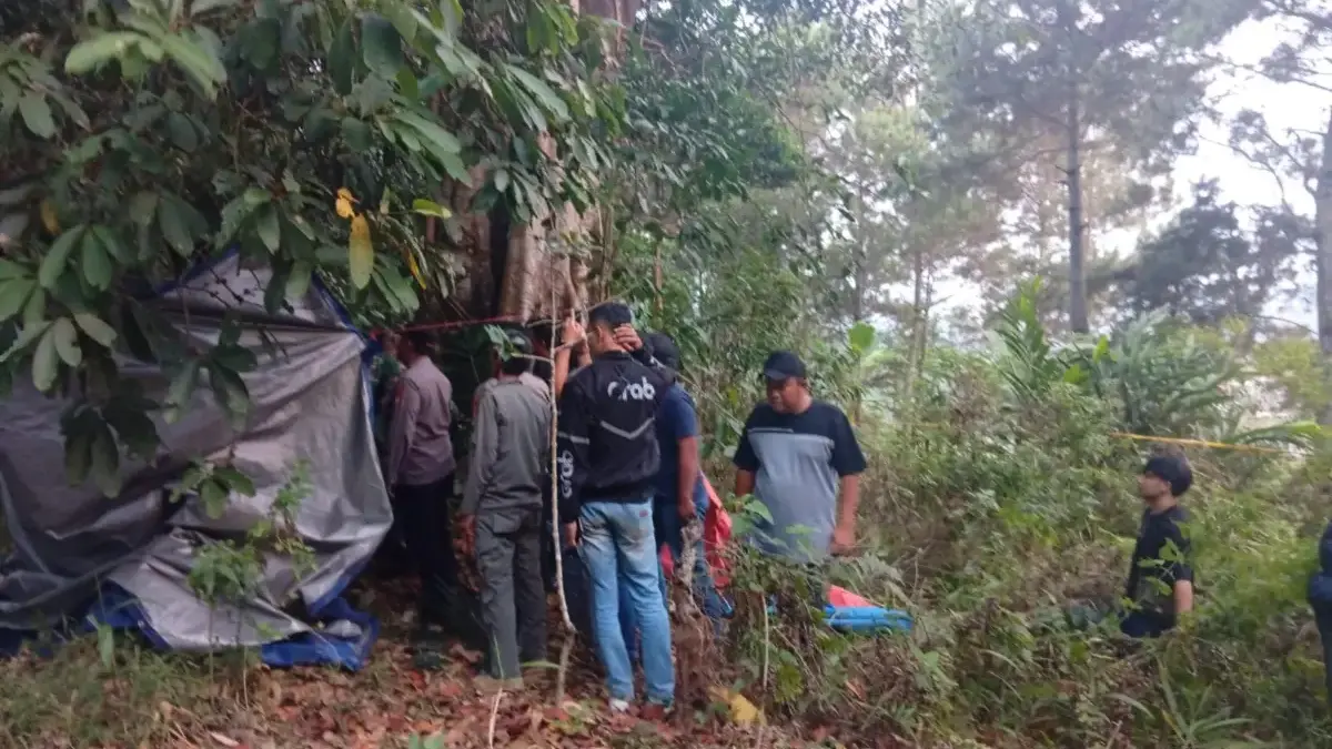 Sejumlah warga tengah mengevakuasi Kepala Desa Cijambu, Syamsi Suparman di Kecamatan Tanjungsari, Kabupaten Su