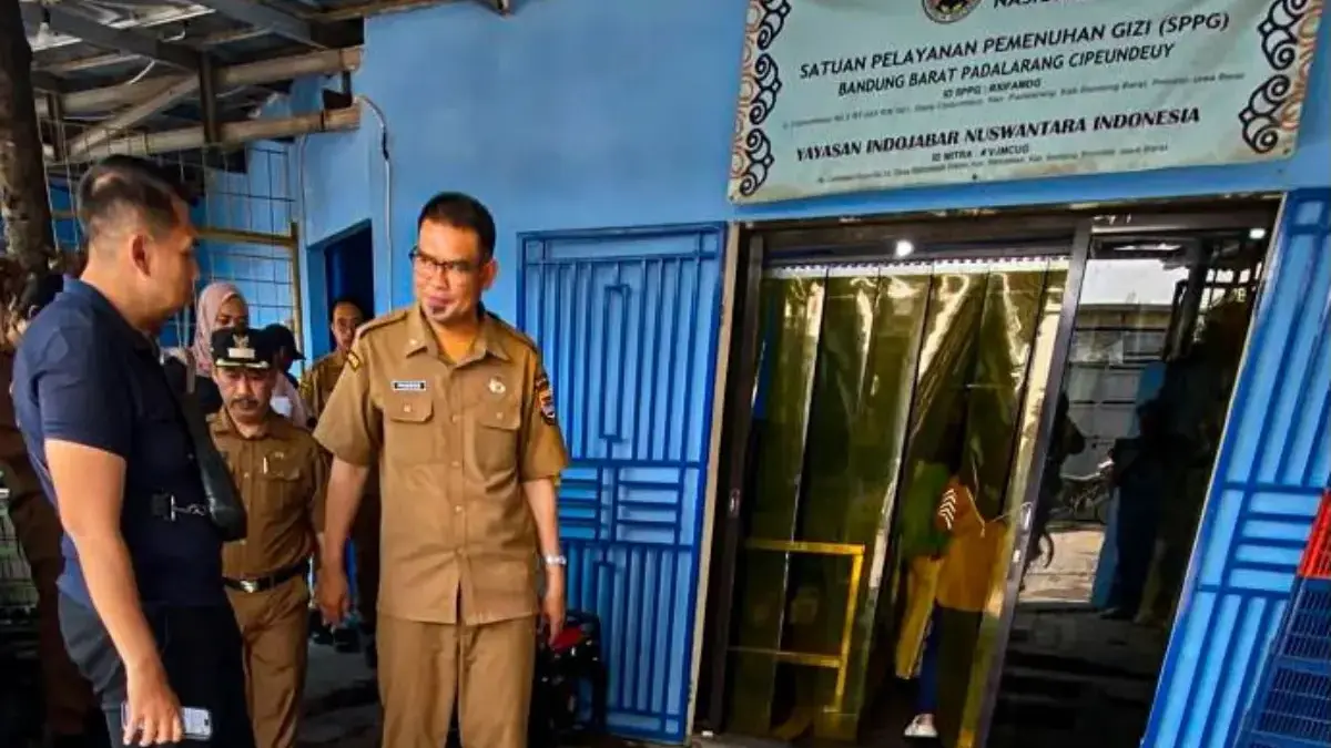 BGN Bekukan SPPG Padalarang Imbas Dugaan Keracunan MBG Pengawas SPPG Bandung Barat, Fauzan Azima saat meninjau SPPG di Padalarang. Senin (14/9). Dok Jabar Ekspres/Su