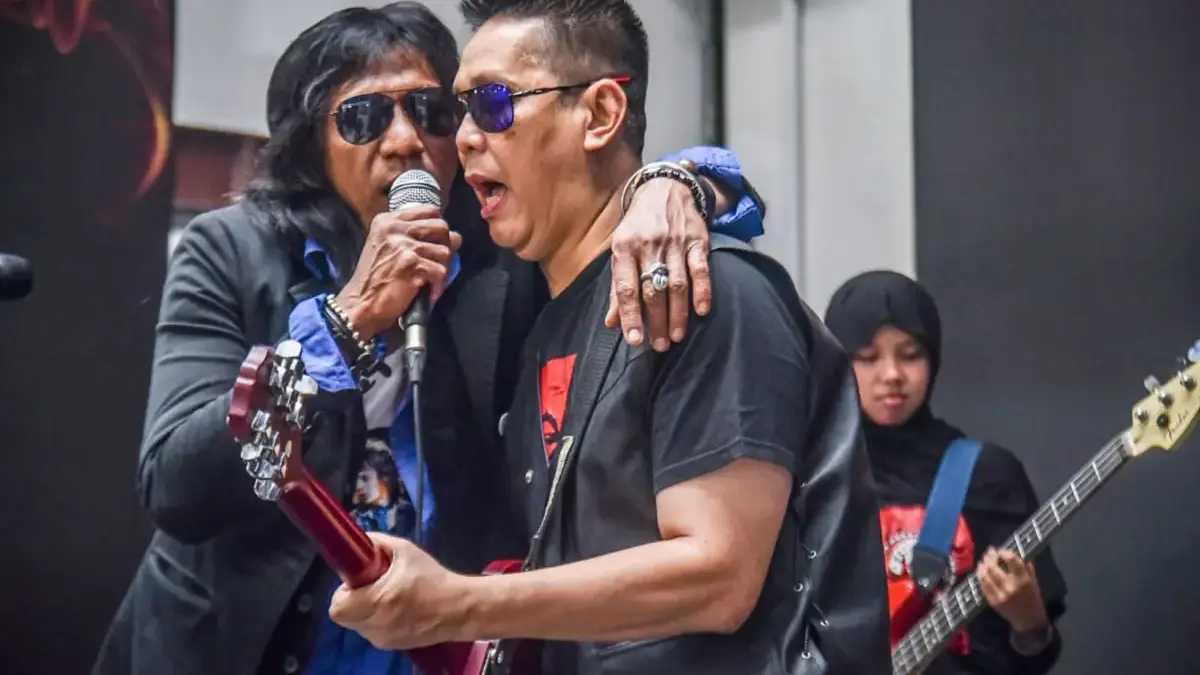 Sesepuh Sarijadi Stones Complex, Ofik Biak (Gitar) saat tampil Bersama Band Starmeup pada Sound Alliance Bandu