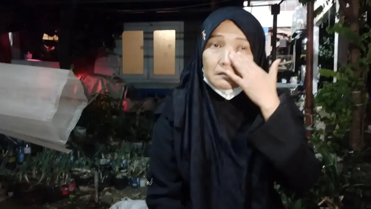 Pelukan Erat di Pertemuan Terakhir, Kisah Reski Menanti Putra Tunggalnya yang Hilang di Laut Masalembo Reski Fitria (47), warga Dusun Limusnunggal RT03 RW09, Desa Rancamulya, Kecamatan Sumedang Utara, Kabupaten Su
