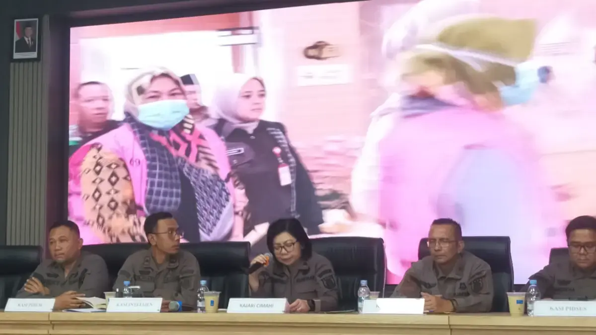 Dugaan Korupsi Pelatihan Kerja Terbongkar, Dua ASN Disnaker Cimahi Kini Jadi Tersangka Press Conference Kejari Cimahi dalam kasus pada dua tersangka ASN Disnaker Cimahi soal dugaan korupsi program
