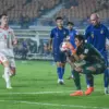 Pemain Tim Nasional Thailand berebut bola dengan pemain Tim Nasional Vietnam pada pertandingan lanjutan Grup B