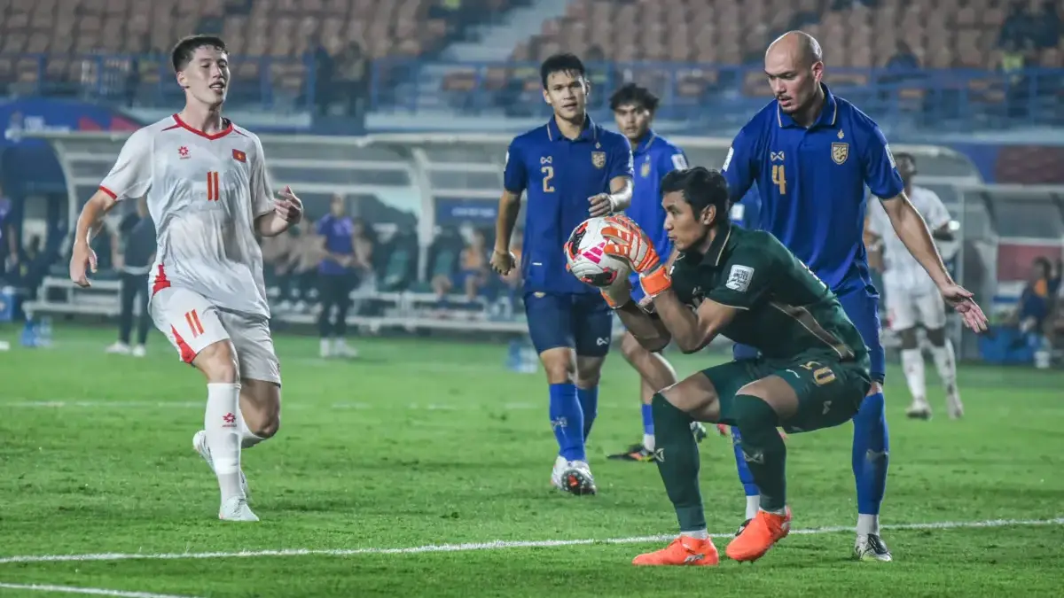 Pemain Tim Nasional Thailand berebut bola dengan pemain Tim Nasional Vietnam pada pertandingan lanjutan Grup B