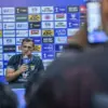 Pelatih Persib Bandung Igor Tolic memberikan keterangan saat konferensi pers jelang Super League di Stadion G