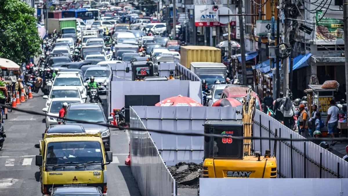 Pembangunan Koridor BRT di Tengah Jalan Pasar Baru Dikeluhkan Warga, Dishub Bandung Diminta Evaluasi Sejumlah kendaraan melintas di sekitar proyek pembangunan halte on corridor Bus Rapid Transit (BRT) di Jalan O