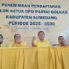 Steering Committee Musda ke-XI Golkar Sumedang, Asep Kurnia (tengah) saat dijumpai di sekretariat sedang menje