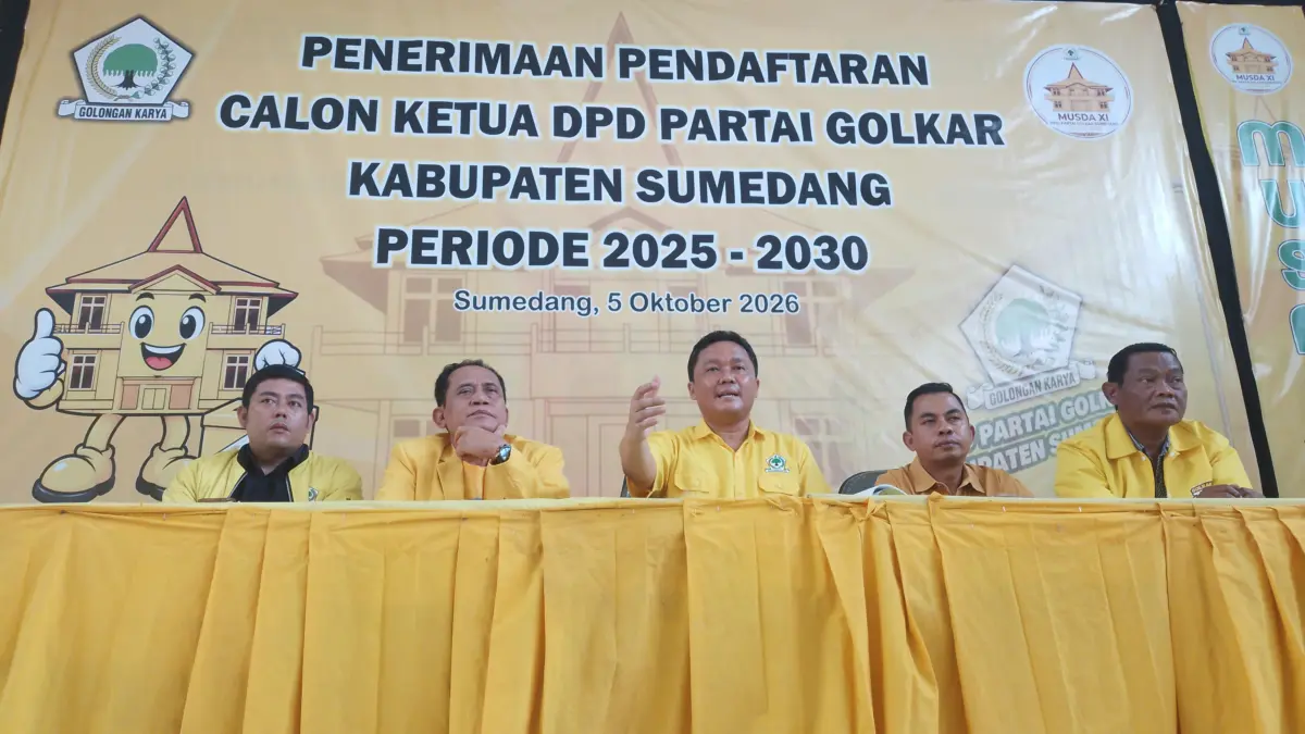 Pendaftaran Calon Ketua DPD Golkar Sumedang Dibuka Besok, Ini Syarat yang Harus Diperhatikan Pada Musda ke-XI Steering Committee Musda ke-XI Golkar Sumedang, Asep Kurnia (tengah) saat dijumpai di sekretariat sedang menje